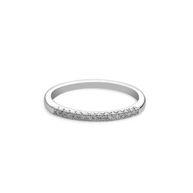 La imagen muestra un anillo de compromiso cintillo con 14 diamantes o circones. El anillo puede ser hecho en Oro Miel, Oro Blanco y Oro Rosa, todos de 14 kilates o quilates. El anillo está acostado con las piedras hacia adelante.