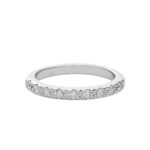 La imagen muestra un anillo de compromiso cintillo con 14 diamantes o circones. El anillo puede ser hecho en Oro Miel, Oro Blanco y Oro Rosa, todos de 14 kilates o quilates. El anillo está acostado con las piedras hacia adelante.