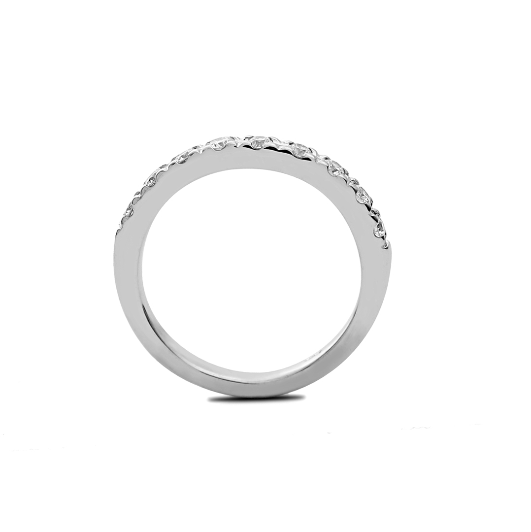 La imagen muestra un anillo de compromiso cintillo con 14 diamantes o circones. El anillo puede ser hecho en Oro Miel, Oro Blanco y Oro Rosa, todos de 14 kilates o quilates. El anillo está visto desde arriba con las piedras hacia adelante.